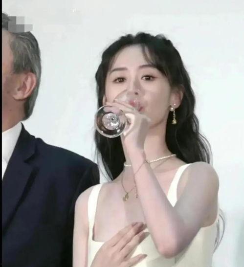 娱乐圈最新爆料恋爱,当红明星甜蜜牵手,甜蜜瞬间引网友热议 第3张 娱乐圈最新爆料恋爱,当红明星甜蜜牵手,甜蜜瞬间引网友热议 第3张